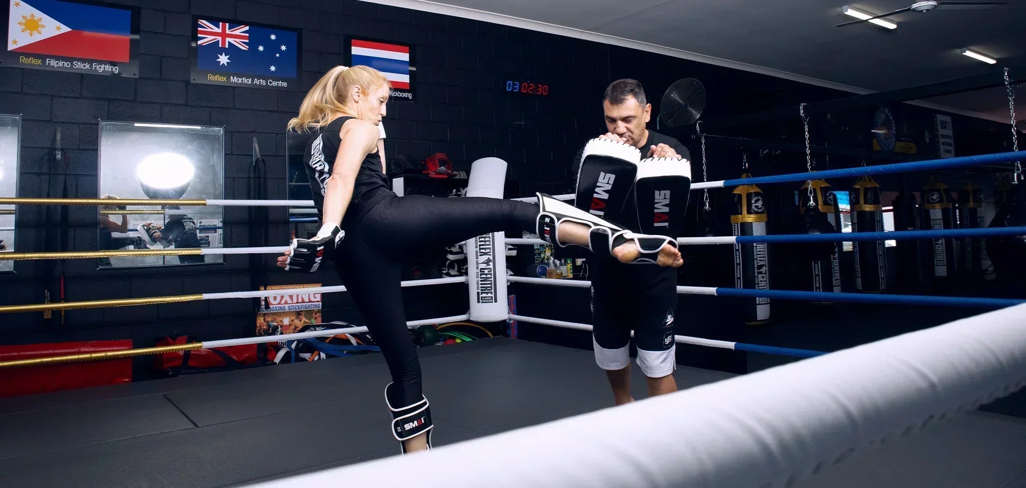 Kickboxning och Muay Thai träning med handskar och skyddsutrustning